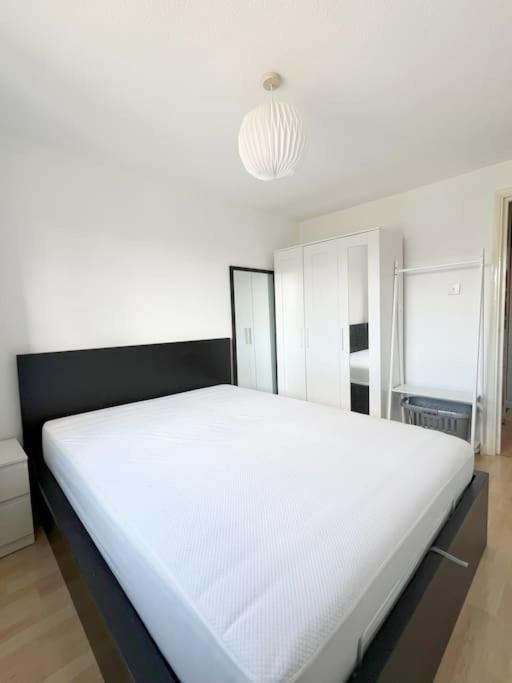 Colliers Wood 1 Bed South London Short Stay Митчам Экстерьер фото